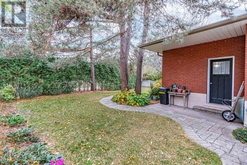 2182 Clarendon Park Drive, Burlington, ON - Outdoor