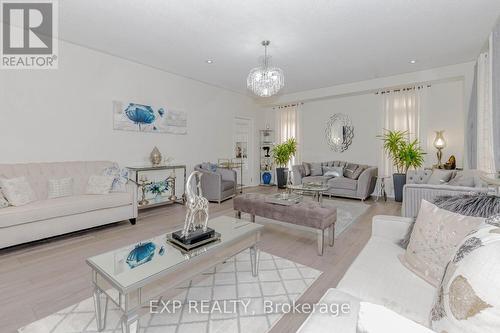 4 Champion Court, Brampton, ON - Indoor Photo Showing Living Room