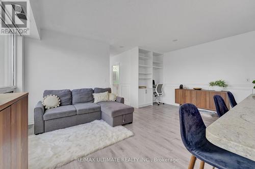 201 - 1910 Lake Shore Boulevard W, Toronto, ON - Indoor Photo Showing Living Room