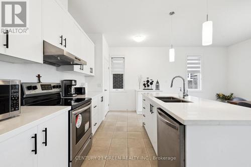 7884 Seabiscuite Drive, Niagara Falls, ON - Indoor Photo Showing Kitchen With Double Sink With Upgraded Kitchen