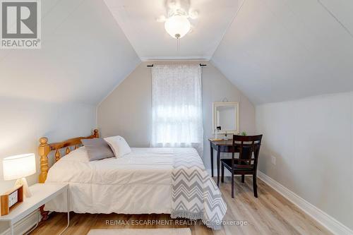 98 Cope Street, Hamilton, ON - Indoor Photo Showing Bedroom