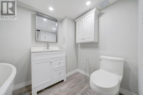 98 Cope Street, Hamilton, ON - Indoor Photo Showing Bathroom