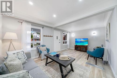 98 Cope Street, Hamilton, ON - Indoor Photo Showing Living Room