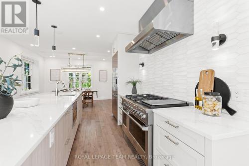 320 Hillcrest Road, Ottawa, ON - Indoor Photo Showing Kitchen With Upgraded Kitchen