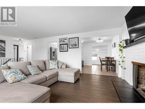 1505 Westlynn Drive, Kamloops, BC - Indoor Photo Showing Living Room