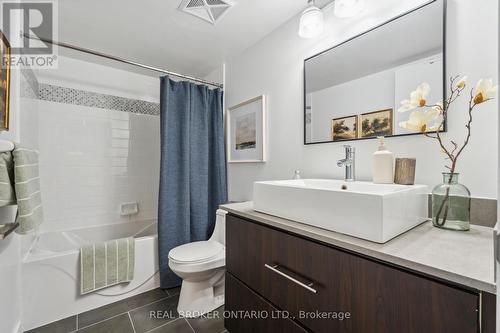 808 - 1171 Queen Street W, Toronto, ON - Indoor Photo Showing Bathroom