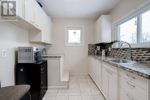 139 West 3Rd Street, Hamilton, ON - Indoor Photo Showing Kitchen