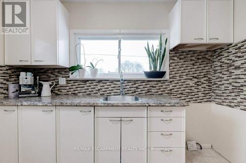 139 West 3Rd Street, Hamilton, ON - Indoor Photo Showing Kitchen