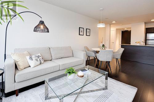 318 - 20 North Park Road, Vaughan, ON - Indoor Photo Showing Living Room