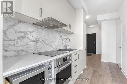 1106 - 60 Honeycrisp Crescent, Vaughan, ON - Indoor Photo Showing Kitchen With Upgraded Kitchen