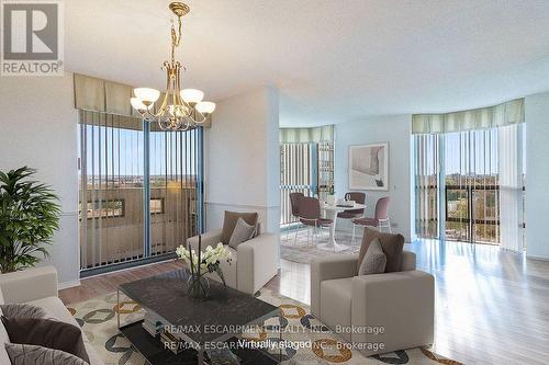 805 - 5080 Pinedale Avenue, Burlington, ON - Indoor Photo Showing Living Room