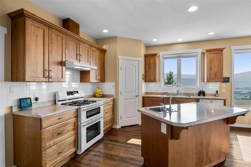 528 Trillium Way, Kamloops, BC - Indoor Photo Showing Kitchen