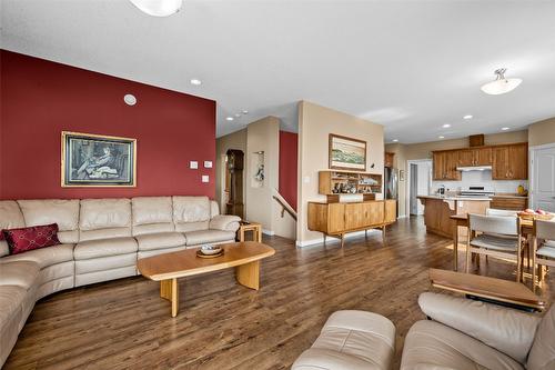 528 Trillium Way, Kamloops, BC - Indoor Photo Showing Living Room