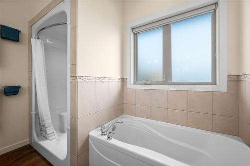 528 Trillium Way, Kamloops, BC - Indoor Photo Showing Bathroom