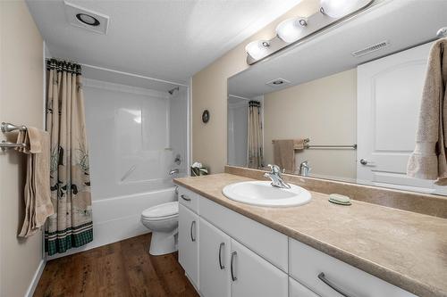 528 Trillium Way, Kamloops, BC - Indoor Photo Showing Bathroom