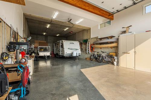 528 Trillium Way, Kamloops, BC - Indoor Photo Showing Garage