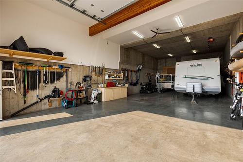 528 Trillium Way, Kamloops, BC - Indoor Photo Showing Garage