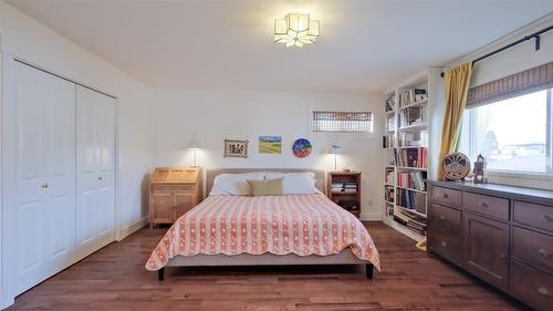 1818 Bowes Street, Kelowna, BC - Indoor Photo Showing Bedroom