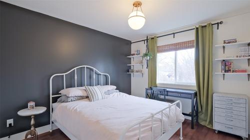 1818 Bowes Street, Kelowna, BC - Indoor Photo Showing Bedroom