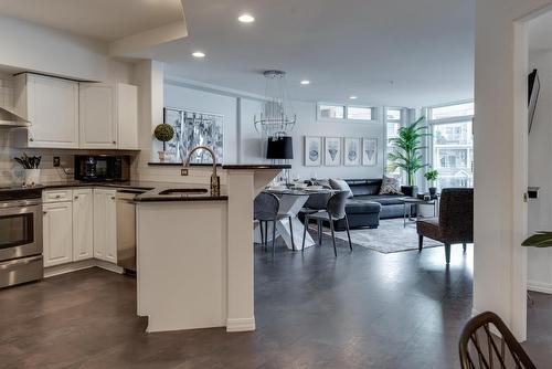 228-1088 Sunset Drive, Kelowna, BC - Indoor Photo Showing Kitchen