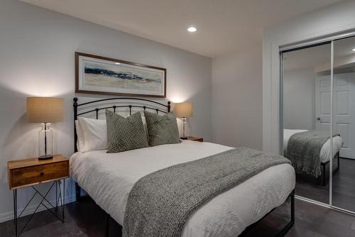 228-1088 Sunset Drive, Kelowna, BC - Indoor Photo Showing Bedroom