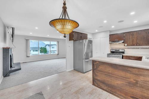 1074 Ollek Street, Kamloops, BC - Indoor Photo Showing Kitchen