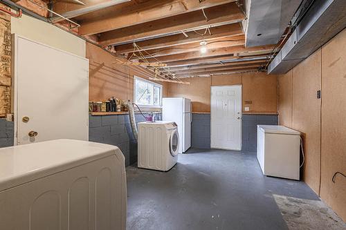 1074 Ollek Street, Kamloops, BC - Indoor Photo Showing Laundry Room