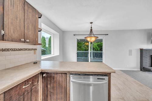 1074 Ollek Street, Kamloops, BC - Indoor Photo Showing Kitchen