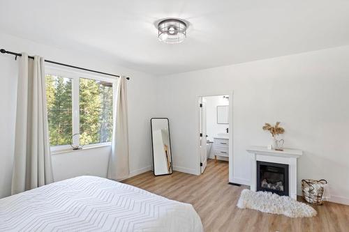 7864 Alpine Road, Kelowna, BC - Indoor Photo Showing Bedroom