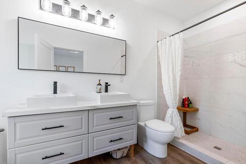 7864 Alpine Road, Kelowna, BC - Indoor Photo Showing Bathroom