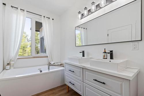 7864 Alpine Road, Kelowna, BC - Indoor Photo Showing Bathroom