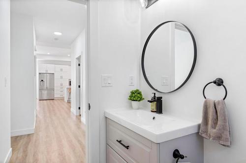 7864 Alpine Road, Kelowna, BC - Indoor Photo Showing Bathroom