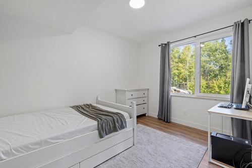 7864 Alpine Road, Kelowna, BC - Indoor Photo Showing Bedroom