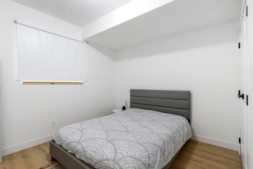 7864 Alpine Road, Kelowna, BC - Indoor Photo Showing Bedroom