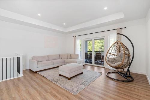 7864 Alpine Road, Kelowna, BC - Indoor Photo Showing Living Room