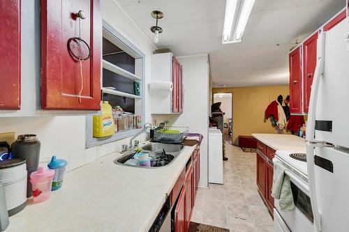 6896 Watson  E Drive, Kamloops, BC - Indoor Photo Showing Kitchen With Double Sink