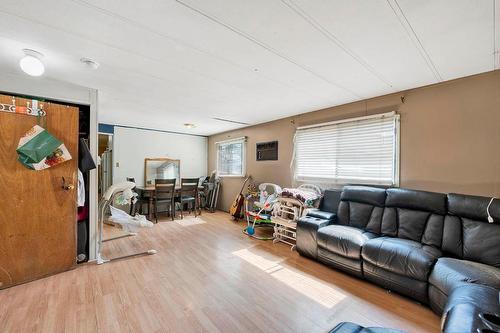 6896 Watson  E Drive, Kamloops, BC - Indoor Photo Showing Living Room