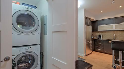 111-700 Martin Avenue, Kelowna, BC - Indoor Photo Showing Laundry Room