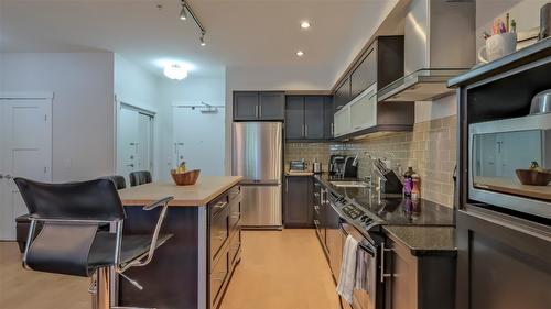 111-700 Martin Avenue, Kelowna, BC - Indoor Photo Showing Kitchen With Upgraded Kitchen