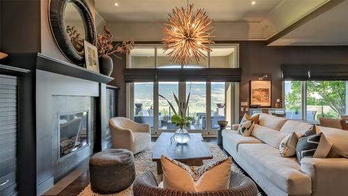 1749 Capistrano Drive, Kelowna, BC - Indoor Photo Showing Living Room