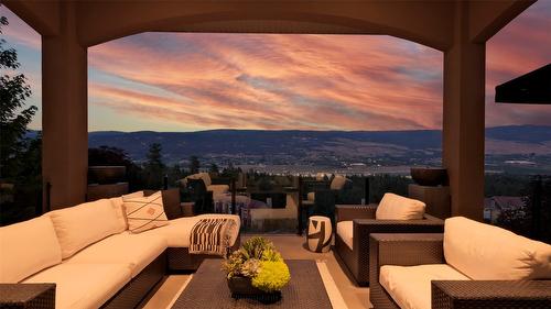 1749 Capistrano Drive, Kelowna, BC -  Photo Showing Living Room