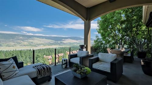 1749 Capistrano Drive, Kelowna, BC - Outdoor With Exterior