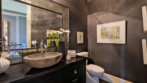 1749 Capistrano Drive, Kelowna, BC - Indoor Photo Showing Bathroom