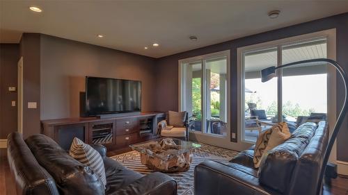 1749 Capistrano Drive, Kelowna, BC - Indoor Photo Showing Living Room