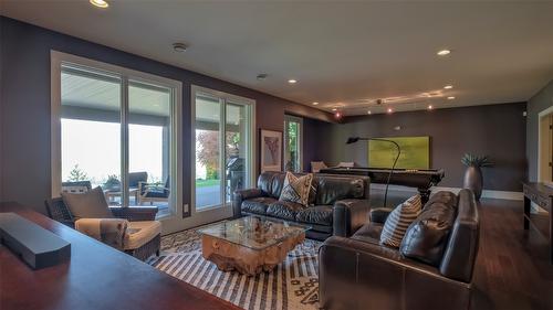 1749 Capistrano Drive, Kelowna, BC - Indoor Photo Showing Living Room