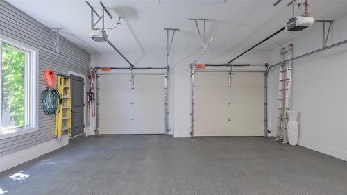 1749 Capistrano Drive, Kelowna, BC - Indoor Photo Showing Garage