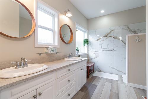 5375 Trillium Lane, Kelowna, BC - Indoor Photo Showing Bathroom