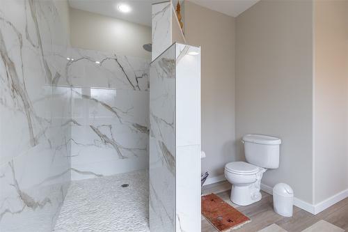 5375 Trillium Lane, Kelowna, BC - Indoor Photo Showing Bathroom