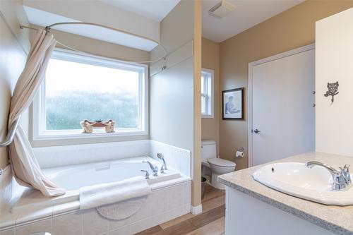 5375 Trillium Lane, Kelowna, BC - Indoor Photo Showing Bathroom