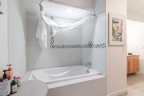 5375 Trillium Lane, Kelowna, BC - Indoor Photo Showing Bathroom